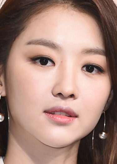كشفت الممثلة Jang Hee Jin أنها في علاقة مع شخص غير مشهور